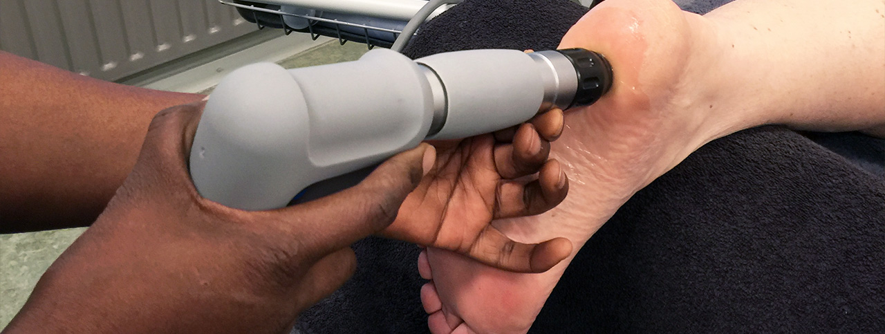 Shockwave therapie is een techniek waarbij met drukgolven pijnlijke zones worden behandeld